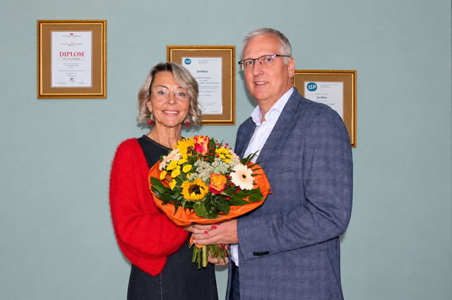 Bgm. Gerhard Wandl gratuliert Paula Dür zur Praxiseröffnung
 | Foto: Gemeinde Rastenfeld