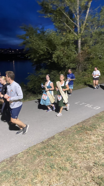 Beim Businessrun in Wien bewiesen die Kürbisprinzessinnen Clara I. und Lea I. sportlichen Einsatz. Gleichzeitig machten sie auf das bevorstehende Kürbisfest in Obermarkersdorf aufmerksam. | Foto: Stadtgemeinde Schrattenthal 