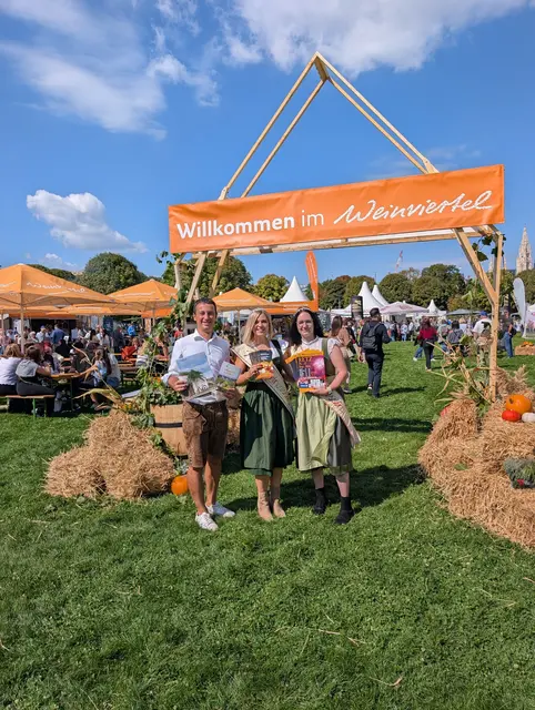 Beim Ernte.Dank.Festival auf dem Wiener Heldenplatz präsentierte sich das Retzer Land als genussvolle und erlebnisreiche Region. Regionale Spezialitäten und die Kürbisprinzessinnen zogen zahlreiche Gäste an. | Foto: Retzer Land