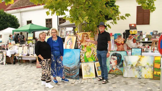 Die Malerin und Autorin Margarete Maria "Margo" Peinsipp mit Silvia Janits und "kukma-Obmann" Gerhard Krutzler zeigten sich vom großartigen Erfolg des 5. Kunstmarktes in Schlaining erfreut. | Foto: Peter Seper