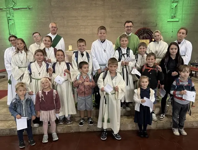 Viele Kindergartenkinder und Schüler kamen mit ihren Eltern zum Familiengottesdienst in die Pfarrkirche, wo ihre Schultaschen gesegnet wurden. Als Erinnerung an den Segen erhielten die Kinder einen kleinen Taschenanhänger. | Foto: Kicker