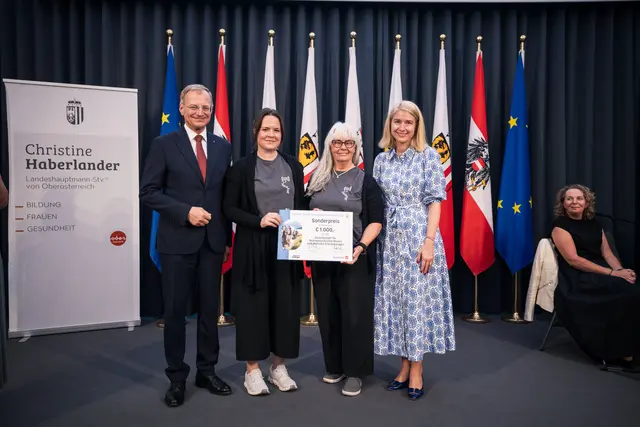 Die Gesellschaft für MukoPolySaccharidosen (MPS Austria) – der österreichische Selbsthilfeverein für von dieser seltenen und schwerwiegenden Stoffwechselerkrankung betroffene Familien – wurde mit dem Sonderpreis ausgezeichnet. Von links: LH-Thomas Stelzer, Anna Messenböck, Obfrau Michaela Weigl  (beide MPS Austria) und LH-Stv. Christine Haberlander.
 | Foto: Land OÖ/Mayrhofer