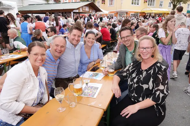 Familie Kienzl nutzte die Gelegenheit des Marktfestes um gemeinsam mit Freunden auf den Geburtstag von Kerstin Kienzl (r.) anzustoßen. | Foto: MeinBezirk/Michael Blinzer