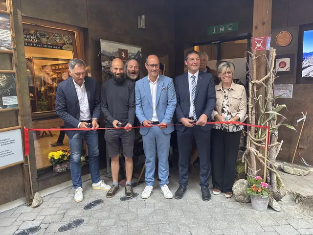 Landesrat Mario Gerber eröffnete gemeinsam mit den Projektpartnern das neue Vermittlungsprojekt „Ötzi Origin“ im Ötzi-Dorf in Umhausen. | Foto: Forgo