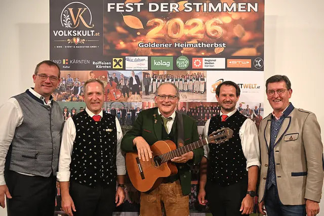 Veranstalter Wolfgang König (links) feierte den Fest-der-Stimmen-Auftakt in Mühldorf | Foto: Josef Bodner