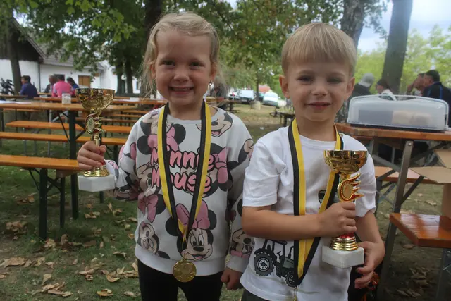 Johanna und Raphael freute sich über Medaille und Pokal. | Foto: arbes