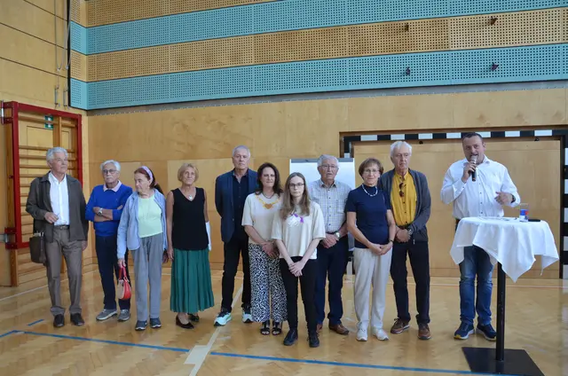 Bürgermeister Christian Wolf (l.) mit den ausstellenden Lobmingtaler Künstlerinnen und Künstlern.