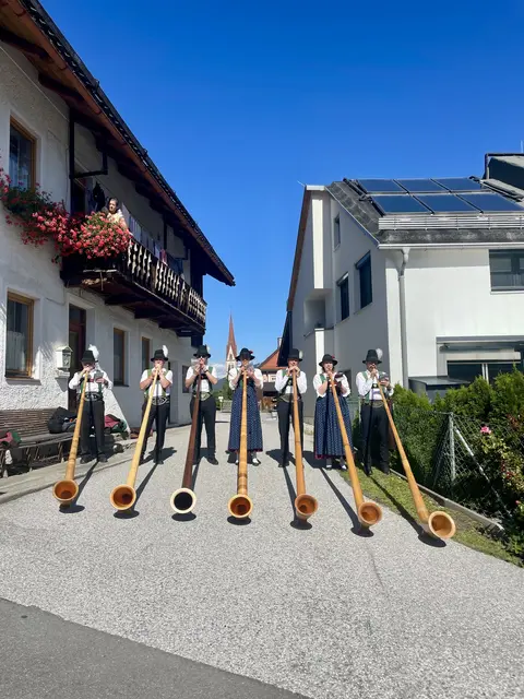 Stimmungsvolle Klänge der Stubaier Alphornbläser untermalten die Rückkehr des Almviehs ins Dorf.  | Foto: Mair