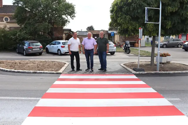 Der neue Zebrastreifen schafft mehr Verkehrssicherheit.  | Foto: Marktgemeinde Himberg
