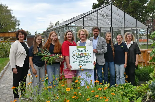 Fachlehrerin Anneliese Marchsteiner, Schülerin Kathrin Murth, Schülerin Victoria Böhm, Direktorin Michaela Bauer-Windischhofer, Bildungslandesrätin Christiane Teschl-Hofmeister, „Natur im Garten“ Geschäftsführer Matthias Wobornik, Schülerin Eveline Czech, Schülerin Nadina Edlinger und Fachlehrerin Maria Hahn (v.l.). | Foto: Jürgen Mück