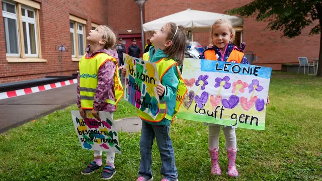 Die Kinder staunten nicht schlecht, als sie die Superheldin und ihre Kollegen entdeckten, als sie sich von der Klinik Donaustadt aseilen.  | Foto: Andreas Pölzl/MeinBezirk
