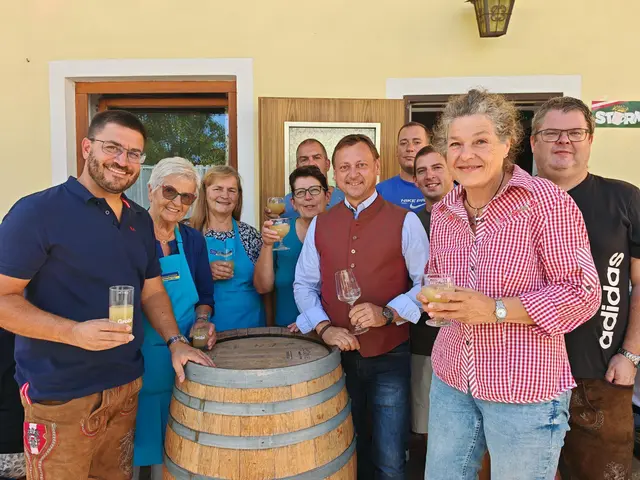 Gemeindeparteiobmann GGR Michael Grubmüller, Erika Albrecht, Sylvia Hauber, Küchenchefin Margarete Maurer, GR Gerhard Mittenhuber, NR Johann Höfinger, GR Lukas Fischer, GR Markus Maurer, Bgm. Beate Jilch und Christoph Feketitsch | Foto: ÖVP Zwentendorf