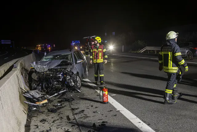 Ein PKW war am Knoten Jettsdorf von einer der Überführungsrampen abgekommen und auf die darunterliegende Richtungsfahrbahn aufgeschlagen.  | Foto: Manfred Wimmer/Bezirksfeuerwehrkommando Krems