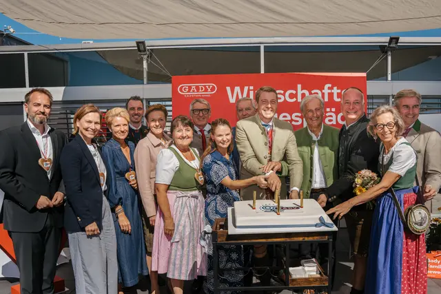 Gemeinsam mit zahlreichen Ehrengästen wurde die Gady-Jubiläumstorte angeschnitten. | Foto: Gady Family/Julia Kerschbaumer