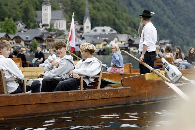Tradition an der HTBLA Hallstatt: Die neuen Schülerinnen und Schüler wurden in Holzbooten über den See gerudert. | Foto: HTL Hallstatt