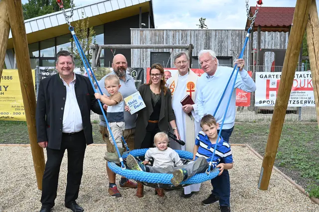Vizebürgermeister Markus Riedmayer, Marcello Lamberti, Bürgermeisterin Carmen Jeitler-Cincelli, Stadtpfarrer Clemens Abrahamowicz, Vizebürgermeister Jowi Trenner und begeisterte Kinder, die den Spielplatz sofort in Beschlag nahmen.
 | Foto: 2026psb/sap