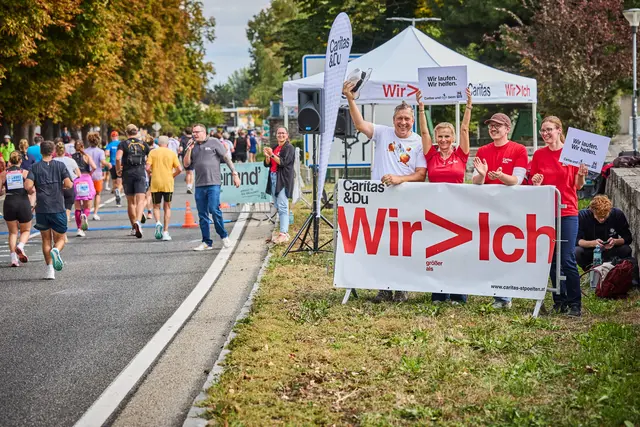 Der Caritas Charity-Point in Stein, kurz vor dem Ziel, sponsord by STAUD`S Wien, motiviert nochmal alle Läufer ihr Bestes zu geben. Der Lauf über die Spendenmatte sichert pro Läufer*in dem Sozialmarkt Krems einen Euro in Form von STAUD´S Produkten.  | Foto: Franz Gleiß