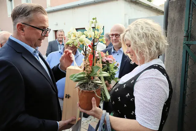 Bürgermeister Helmut Linhart überreichte Einstandsgeschenke. | Foto: Cescutti