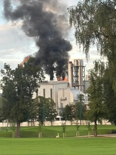 Feueralarm beim Kaindl. Am Abend des 14. Septembers 2026 kam es beim Holzverarbeitungskonzern in Wals-Siezenheim zu einem Brand. | Foto: Privat
