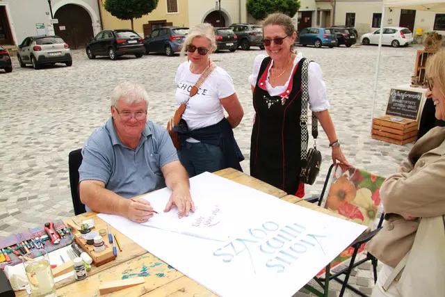 Heinz Grünauer zeigte die feine Kunst der Kalligrafie, und ließ sich von vielen Besucherinnen und Besuchern über die Schulter schauen. | Foto: Peter Seper