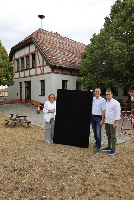 Auf den Dächern des Kindergarten Käferkreuzgasse entsteht eine Photovoltaikanlage mit einer Leistung von 61 kWp:  Vizebürgermeisterin Maresi Eder, Stadtrat Roland Honeder und Gemeinderat Markus Presle (alle ÖVP). | Foto: Stadtgemeinde Klosterneuburg/Lutz