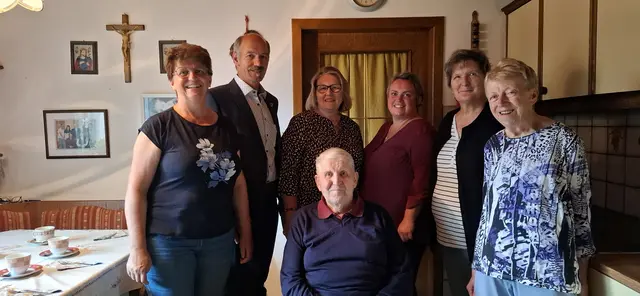 Jubilar Josef Wagner (sitzend) mit´Tochter Irmgard Pfeffer, Bgm. Ewald Fröschl, Obfrau Nö-Senioren Brigitta Wagner, GR Jennifer Rößl, Christine Lugmaier, Gattin Margarethe Wagner (v.l.), | Foto: Marktgemeinde Schönbach