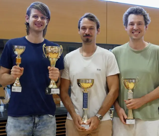 V. l.: Der Zweitplatzierte Michel Tischler, Sieger Maximilian Mostbauer und der Drittplatzierte Florian Mostbauer.
 | Foto: Schach-Klub Taufkirchen/Pram