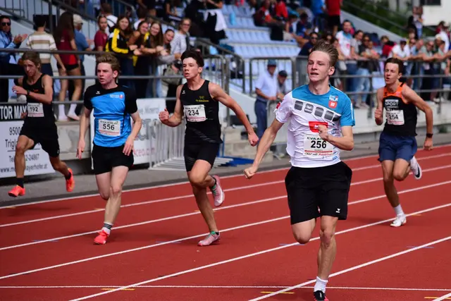 Der Schärdinger Igla-Athlet Niklas Angerer(2. v. r.) lief in Villach zu zwei Medaillen. | Foto: Martina Abel