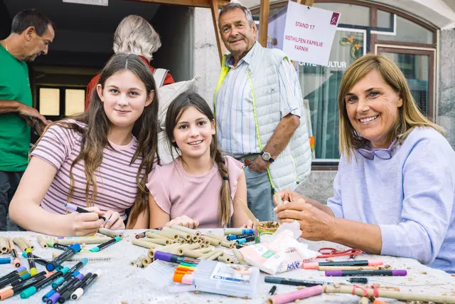 Wildbienenexpertin Karin Farnik bastelte mit zahlreichen Kindern und Jugendlichen Wildbienenhotels – wie hier mit Jana und Nina. | Foto: Pernsteiner