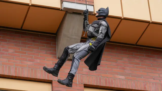 "Na na na na na na na na na na na na na na na na, 
Batmaaaaaan!" hieß es am Montagvormittag bei der Klinik Donaustadt. | Foto: Andreas Pölzl/MeinBezirk