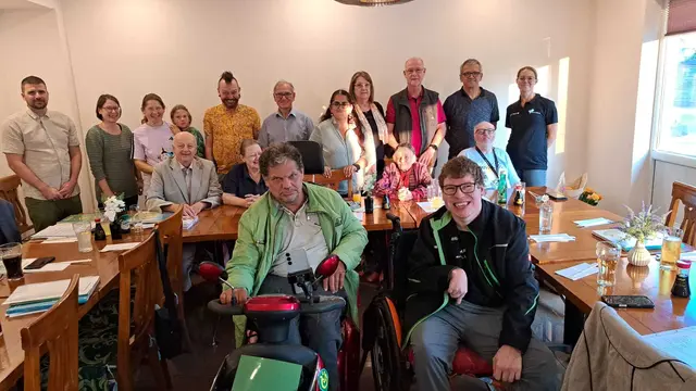 Im Vordergrund Rollstuhl Paul Rothen und Thomas Schuller,

1. Reihe sitzend Dr. Kurt Neuwirth-Riedl, Christine Kunzer, Ehrenobfrau Gerlinde Zickler, Norbert Maierhofer
2. Reihe stehend Peter Szanto, Nicole Weber-Wied, Mag. Gabriele Wied mit Enkeltochter, Mag. Markus Quendler, Stefan Mayerhofer, Alma Ahmetovic, Monika Görtz, Obmann Ernst Tille, Mag. Martin Kargl, Pia Koban | Foto: Verein Miteinander leben