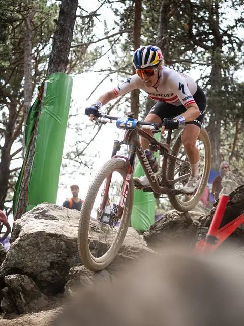 Laura Stigger zeigt ihr Können auf einem anspruchsvollen Streckenabschnitt mit Felsen und Hindernissen. | Foto: Cerveny