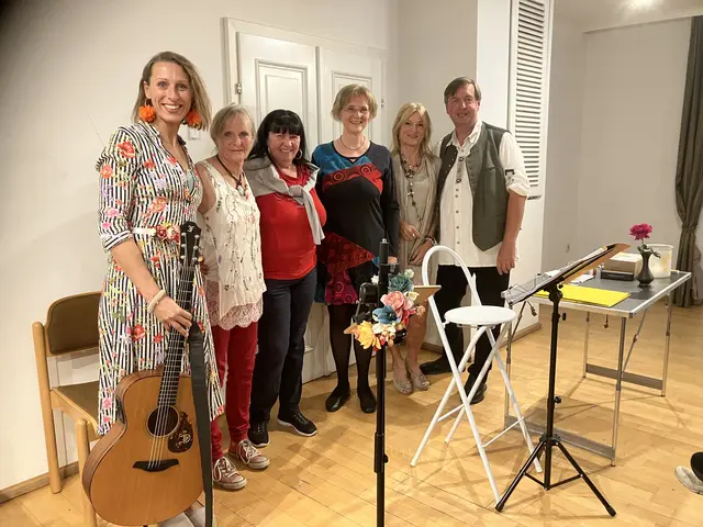 Margot Selina Wendt, Maria Weber-Sukup, Gabriele Kammerer, Bettina Bergauer, Petra
Stuhlhofer und Franz Spehn beim Konzertabend. 
  | Foto: Maria Kantler