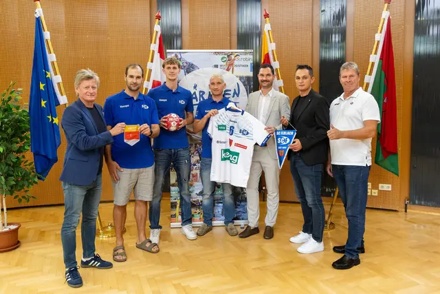 Landessportdirektor Arno Arthofer, Trainer Miro Barisic, Markus Kelih, Stefan Wuzella, LR Peter Reichmann, Vizebgm Thomas Laussegger und SC Ferlach Obmann Walter Perkounig. | Foto: LPD Kärnten/Just (ARCHIV)