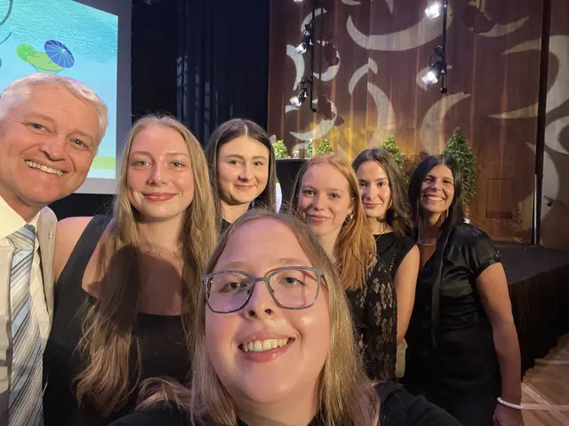 Team der HLW geehrten Absolventen im Konzerthaus Klagenfurt.

im Vordergrund: Vanessa Fuchs - sie bestand die Reife- und Diplomprüfung mit lauter "Sehr gut" - wohlgemerkt 9 an der Zahl!

Einfach GRANDIOS | Foto: #hlwspittal, Medienteam 2026, Land Kärnten, Pressereferat