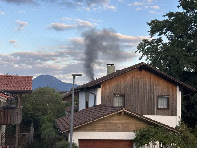 Die Rauchschwade des Feuers war auch im angrenzenden Freilassing gut zu sehen. | Foto: sm