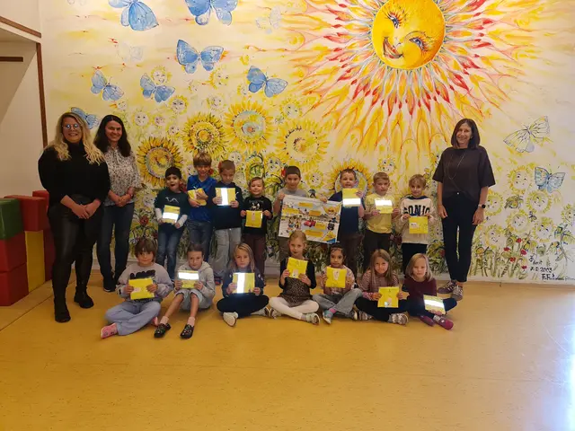 Die Kinder der ersten Klasse der VS Neidling mit Bürgermeisterin Barbara Egerer, Direktorin Heidi Marchart und Bianca Jecel bei der Übergabe der Schutzwesten. | Foto: Cornelia Strobl 