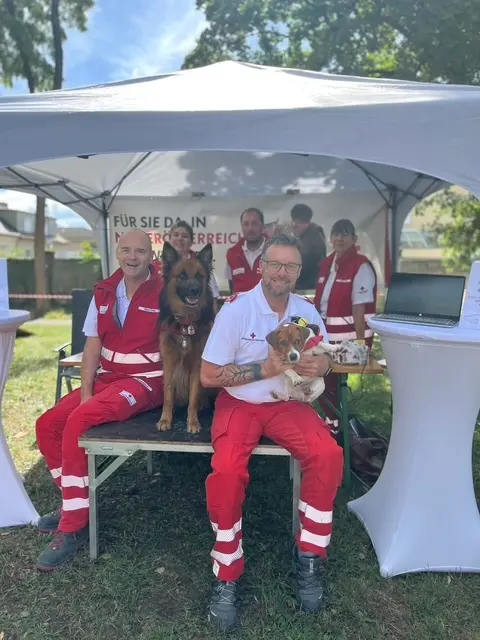 Beim Sommerfest der Naturfreunde und Kinderfreunde Pöchlarn zeigte die Rotkreuz-Suchhundestaffel Hollabrunn erstmals ihr Können. Die Vorführungen begeisterten Kinder und Erwachsene. | Foto: Wiehart
