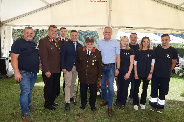 Landeshauptmann Mario Kunasek (5. v. r.) mit der Feuerwehrfamilie von Entschendorf.
