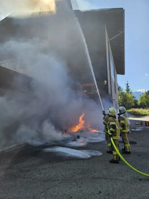 Die Feuerwehr war rasch zur Stelle und konnte den Brand erfolgreich bekämpfen. | Foto: FF Reutte