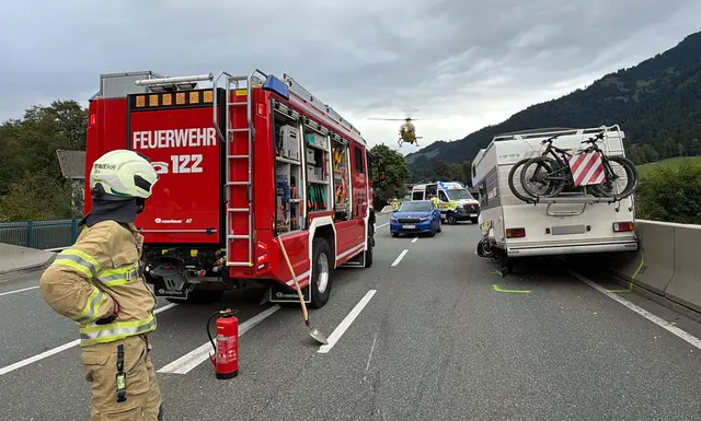 Der Pkw-Fahrer wurde mit schweren Verletzungen in die Klinik Innsbruck geflogen. | Foto: ZOOM.Tirol