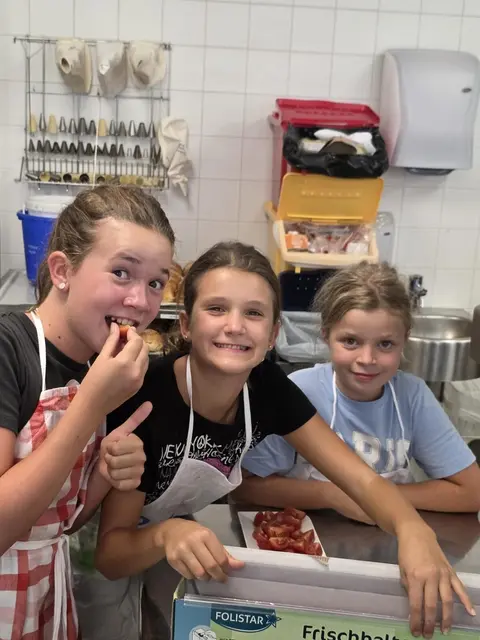 Mit Begeisterung und Kreativität wurden Gerichte zubereitet, die von verschiedenen Ländern inspiriert waren. | Foto: Fachschule Kleinraming