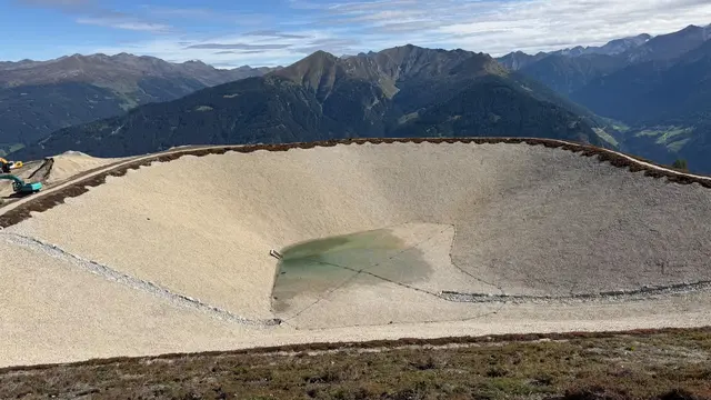 Der Winter kann kommen! Der neue Speichersee in der Ski- und Freizeitarena Bergeralm wird nach einjähriger Bauzeit dieser Tage fertig gestellt. | Foto: Raffl