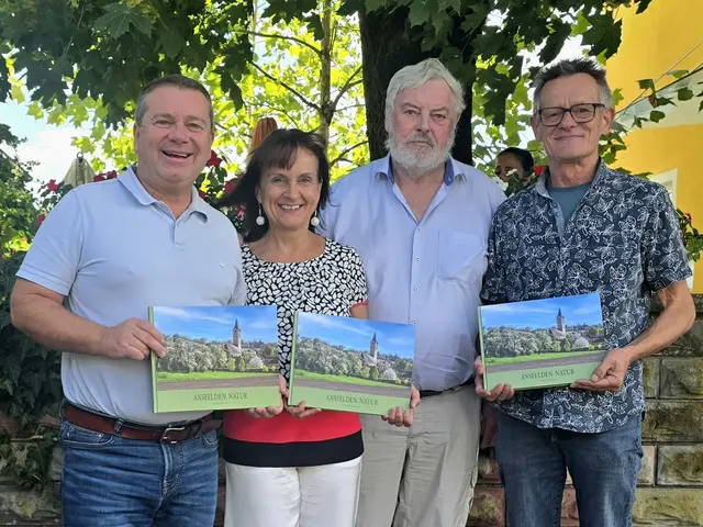 Christian Partoll Renate Heitz, Sepp Friedhuber und  Alfred Pointner präsentieren den neuen Bildband. | Foto: Stadtgemeinde Ansfelden