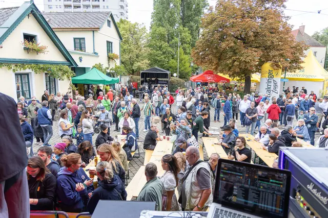 Mit jeder Stunde füllte sich der "Alte Ort" in Ottakringer weiter. Bis in die späten Abendstunden blieb die Stimmung gut.  | Foto: Rene Brunhölzl/MeinBezirk