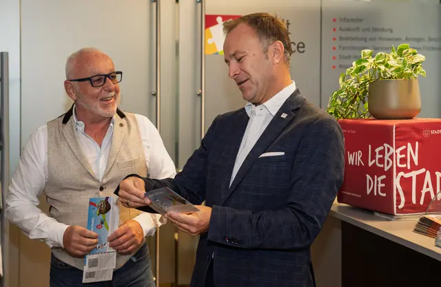 Bereits bis 11 Uhr am Vormittag haben 200 Personen ein Ticket bei den städtischen Ausgabestellen abgeholt, vor allem im Stadtservice und in der Stadtbibliothek sei die Nachfrage groß. Bürgermeister Bernhard Auinger vor Ort.  | Foto: Stadt Salzburg/Alex Killer