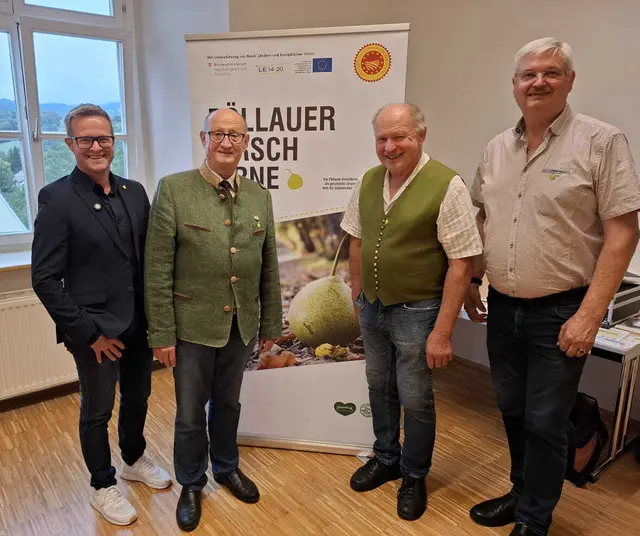 Gerald Klein (Bgm. Pöllauberg), Franz Winkler und Alois Pöltl  (beide Verein Herkunftsschutz Pöllauer Hirschbirne g. U., Josef Pfeifer (Bgm. Pöllau) vlnr. | Foto: Christine Schwetz