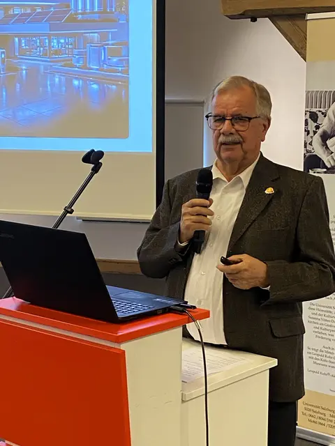 Dr. Herbert Zlöbl stellte die e-Box vor. | Foto: tauriska