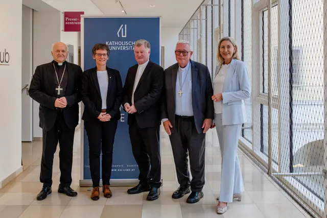 Kardinal Ladislav Nemet SVD, Klara A. Csiszar, Diözesanbischof Manfred Scheuer, Kardinal Jean-Claude Hollerich, Hermine Eder (KU Linz, Moderation). | Foto: Diözese Linz/Johannes Kienberger