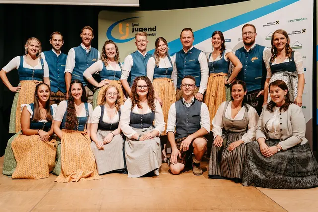 Hand in Hand arbeitet das aktuelle Vorstandsteam der Landjugend Oberösterreich mit den zukünftigen Funktionären bis Jänner 2027 zusammen, um eine gute Einschulung zu ermöglichen. | Foto: Moment Fotografie